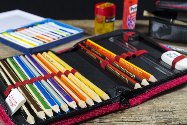 Dalle matite colorate alle penne cancellabili: cosa mettere nell