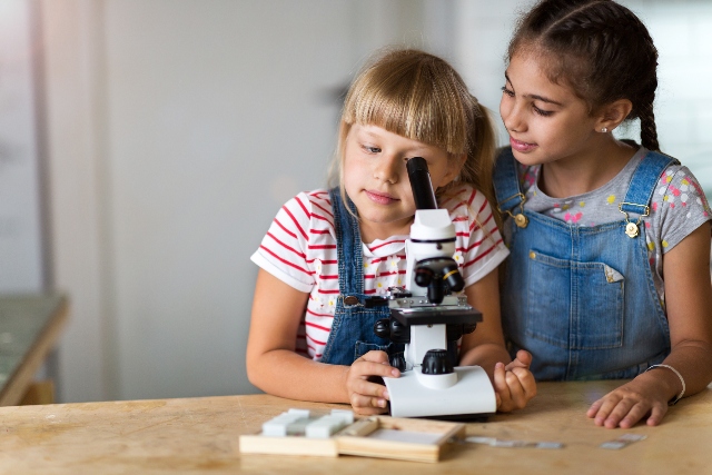 Giochi intelligenti per bambini: mai pensato ad un microscopio?