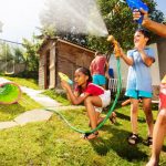 Tante idee di giochi all’aperto per bambini e ragazzi: con e senza acqua, con e senza contatto